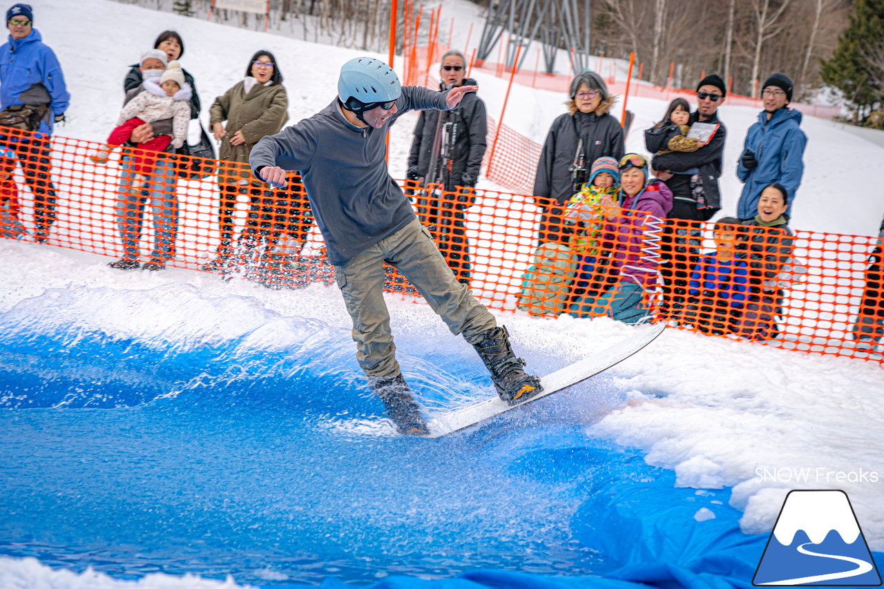 富良野スキー場｜季節は、まだ冬？それとも…？小雪が舞い、たくさんの雪が残る富良野スキー場で、春の恒例イベント『春スキー池渡り大会』開催(^^)/